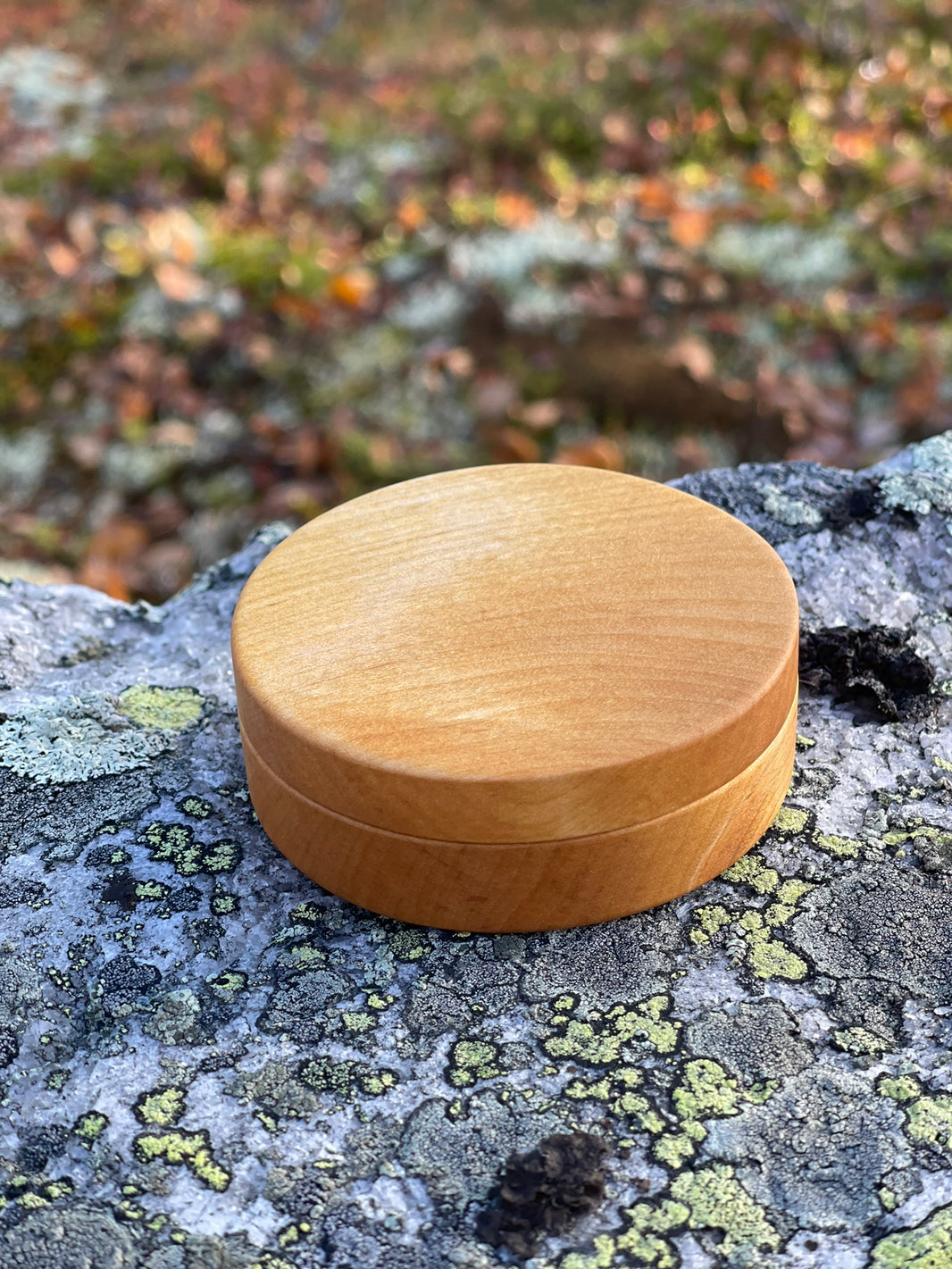 Woodvibe AS, boks med lokk i tre med personlig tekst og motiv!